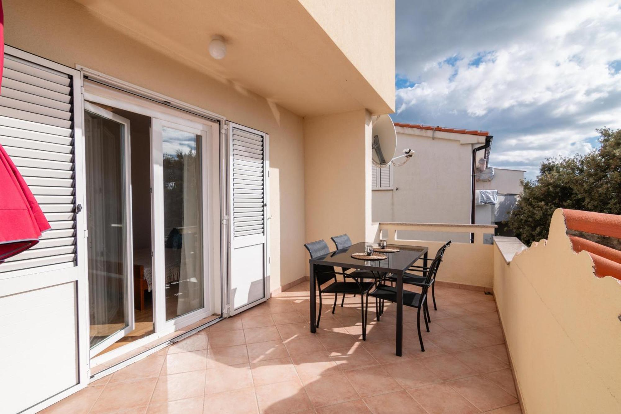 Apartments With A Parking Space Mandre, Pag - 18748 Kolan Esterno foto